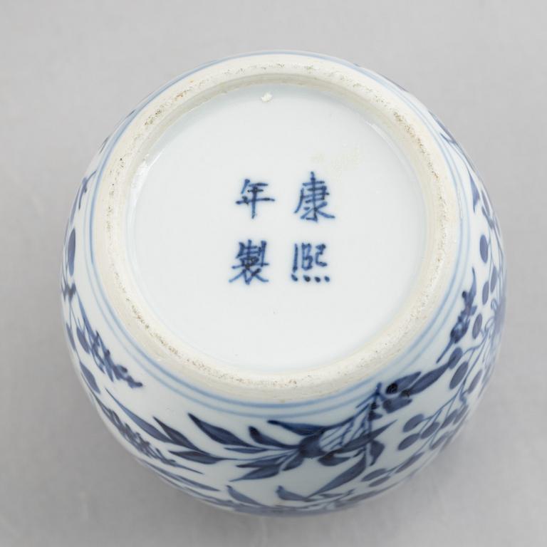 A Chinese blue and white pot with lid, Qing dynasty, 19th century.