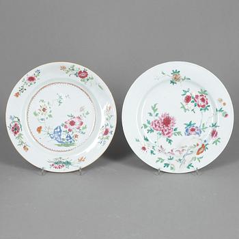 TALLRIKAR, två stycken, kompaniporslin. Qianlong 1736-95.