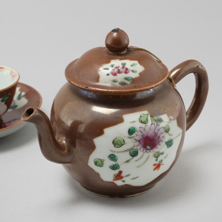 A porcelain teapot and seven cups from China, 18th century.