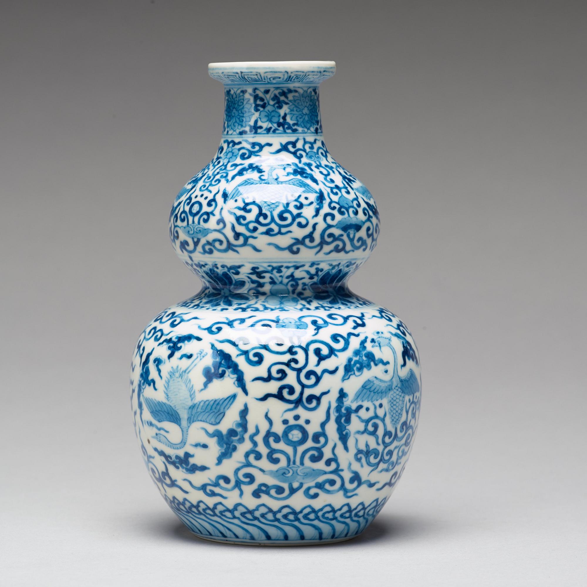 A blue and white double gourd vase, Qing dynasty, Kangxi (1662-1722).