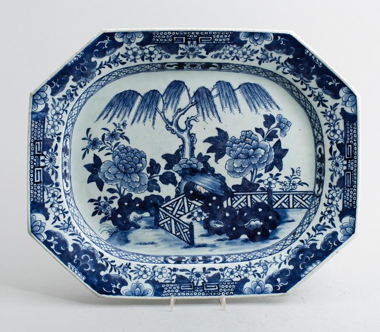 STEKFAT, porslin, Kina, Qianlong 1736-1795.