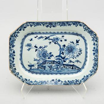 THREE CHINESE PORCELAIN SERVING PLATES, Chienlung, 18th century.