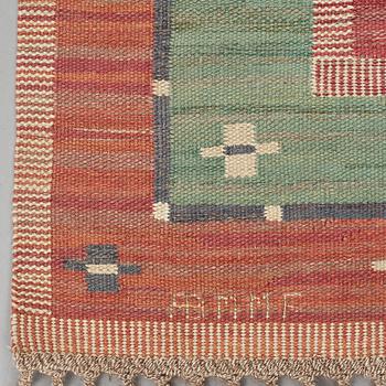 Märta Måås-Fjetterström, A carpet, "Röda Bårdmattan", med grönt, flat weave, ca 292-293 x 194-200,5 cm, signed AB MMF.