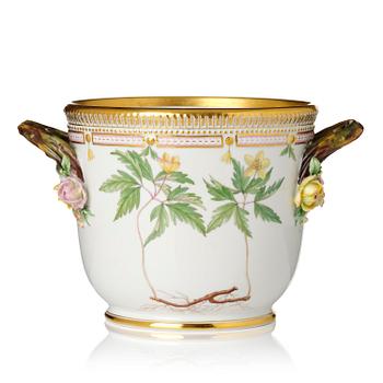 475E. Ytterfoder/Vinkylare, porslin. 'Flora Danica', Royal Copenhagen, Danmark, 1900-tal.