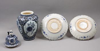 URNA MED LOCK, flintgods, Delft, samt FAT, ett par, porslin, Japan.