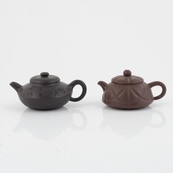 Two Chinese yixing teapots, 20th century.