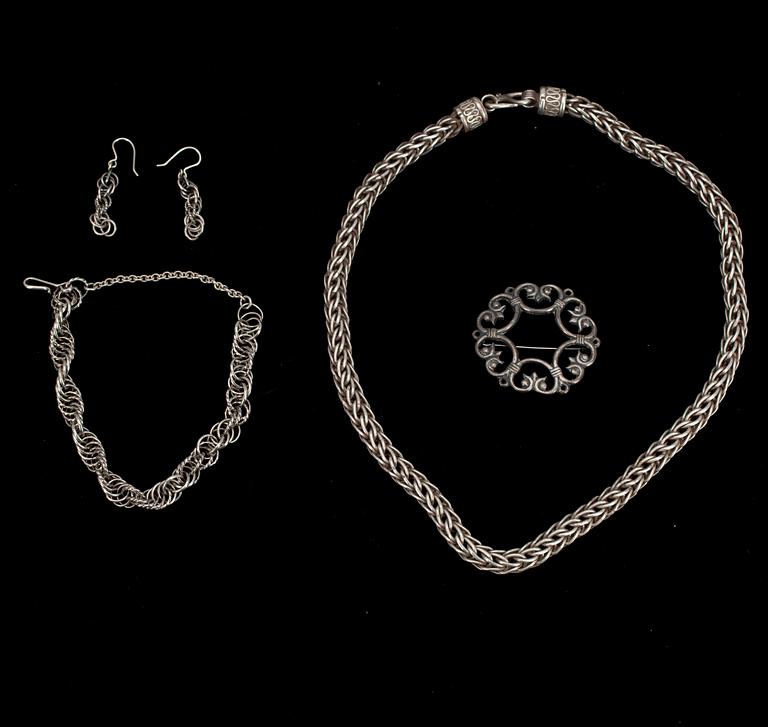 SMYCKEN, 8 st, silver, Kalevala Koru samt HALSSMYCKE, österländst silver och BROSCH, Finland. 1900-tal.