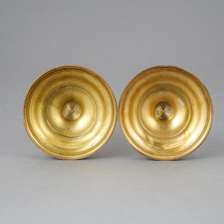 LJUSSTAKAR, ett par, mässing och trä, Skultuna mässingsbruk, 1900-talets andra hälft.