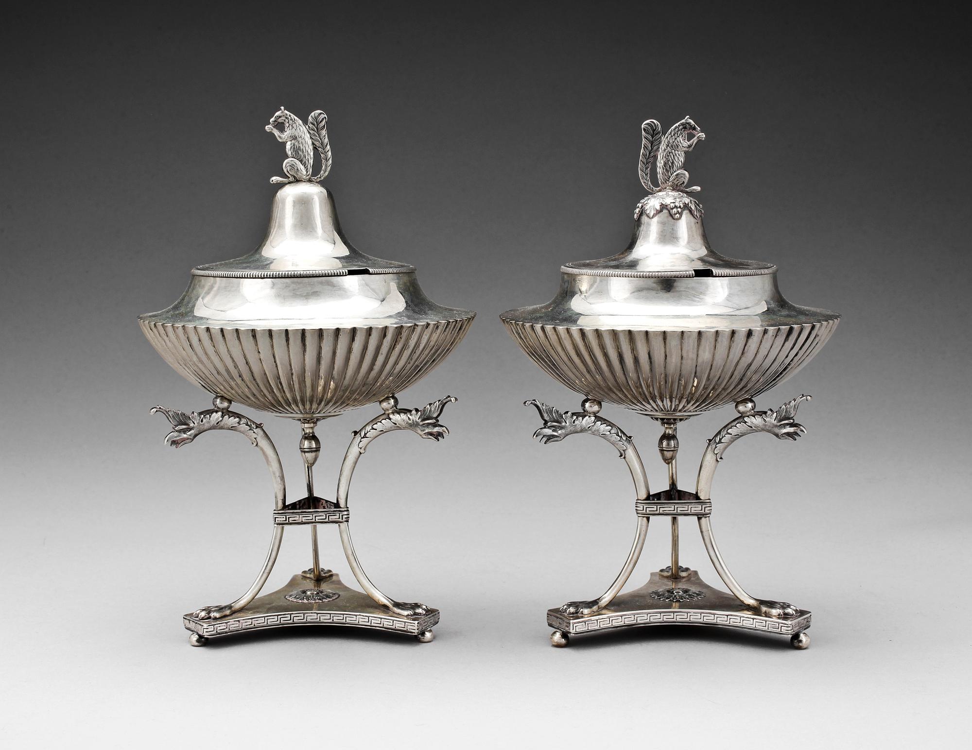 SOCKERSKÅLAR PÅ FOT, ett par, silver, empire, Adolf Zethelius, Stockholm 1815 resp 1816. Totalvikt ca 980 gram.