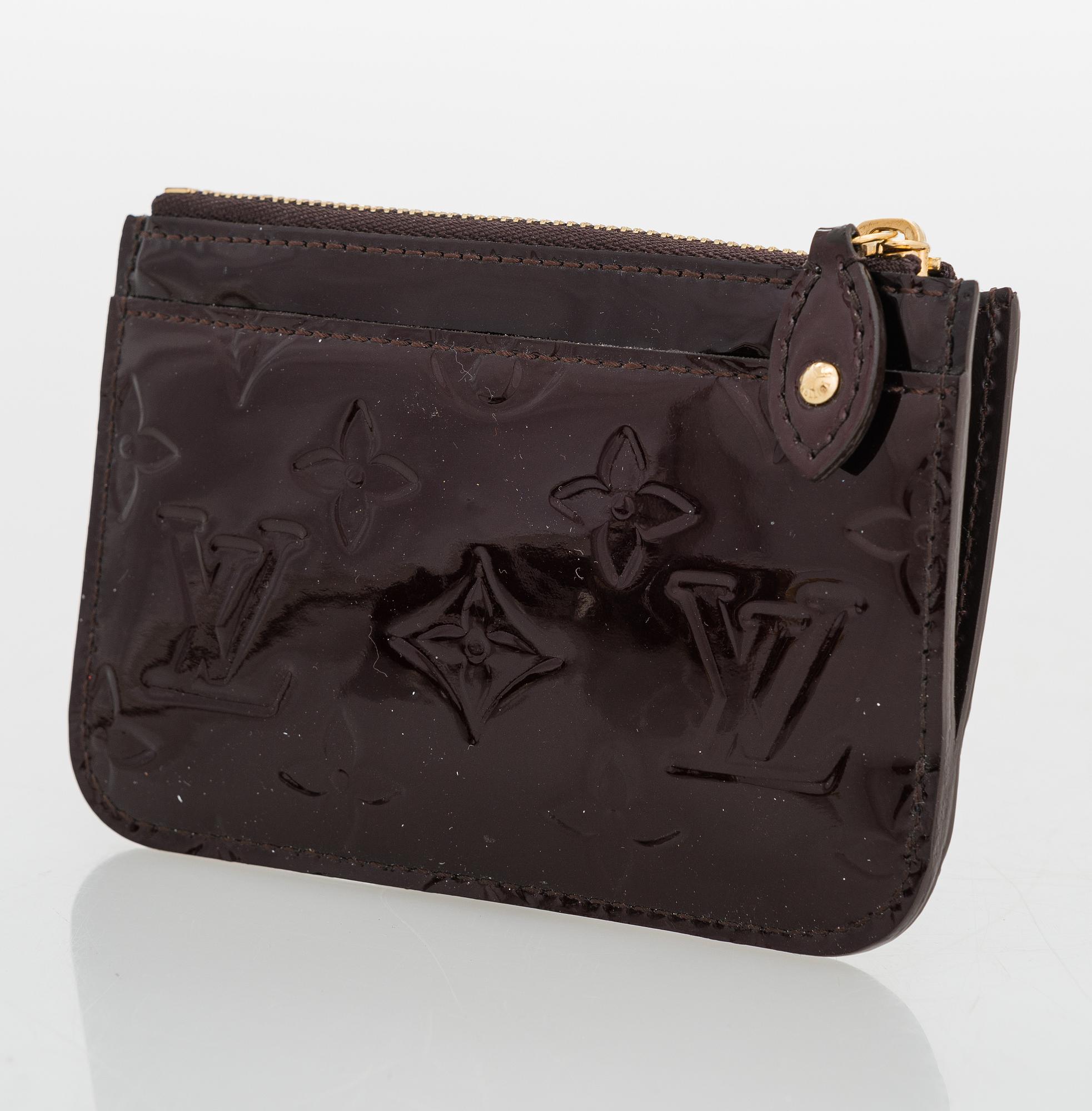 LOUIS VUITTON, nyckelringar 3 st samt plånbok.