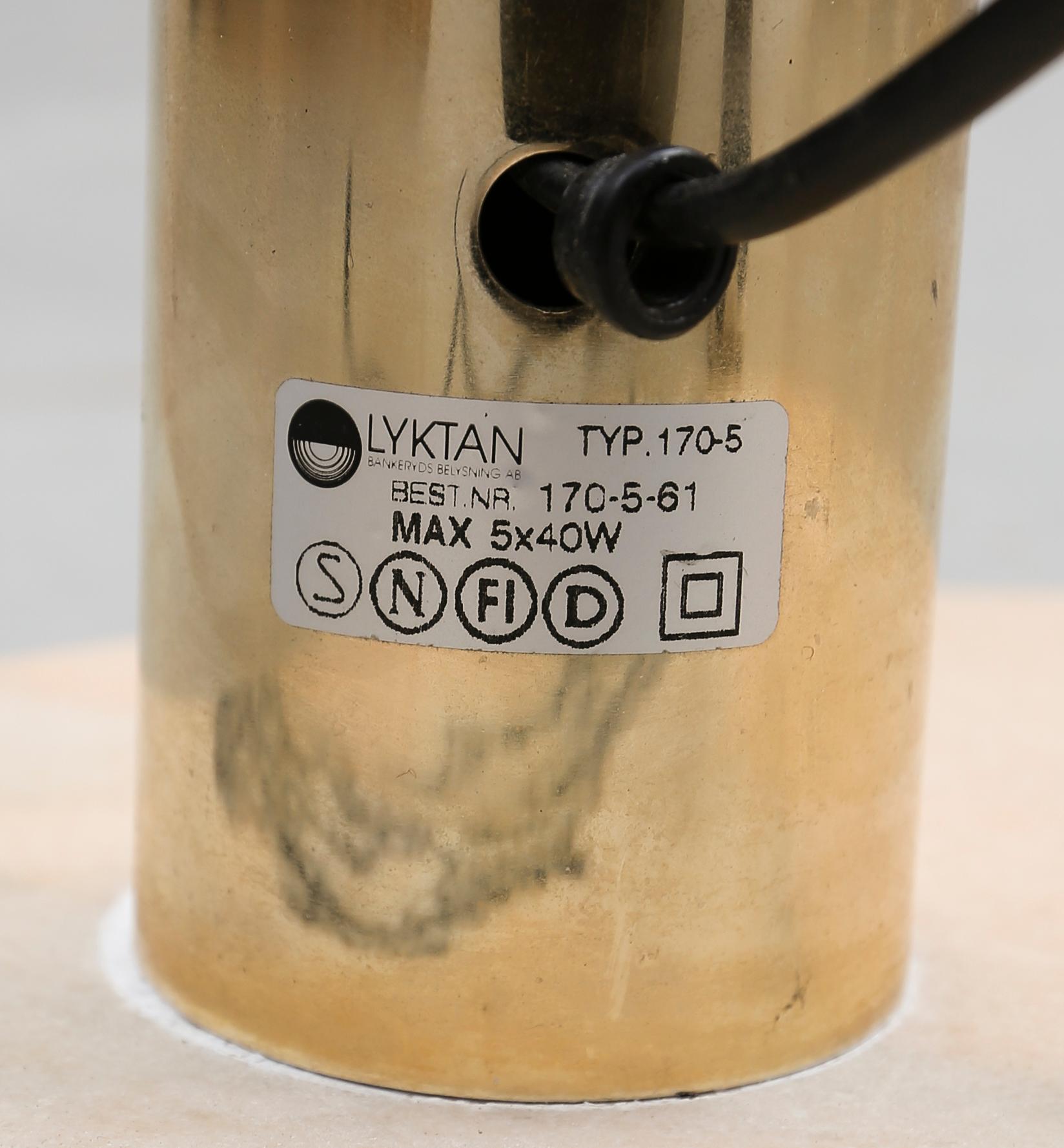 GOLVLAMPA, mässing och marmor, Ateljé Lyktan, 1900-talets andra hälft.