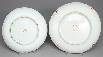 SKÅLFAT, 2 st. Porslin, Kina, 1800-tal.