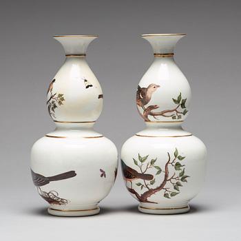VASER, ett par, porslin.  Meissenliknande märke, 1800-tal.