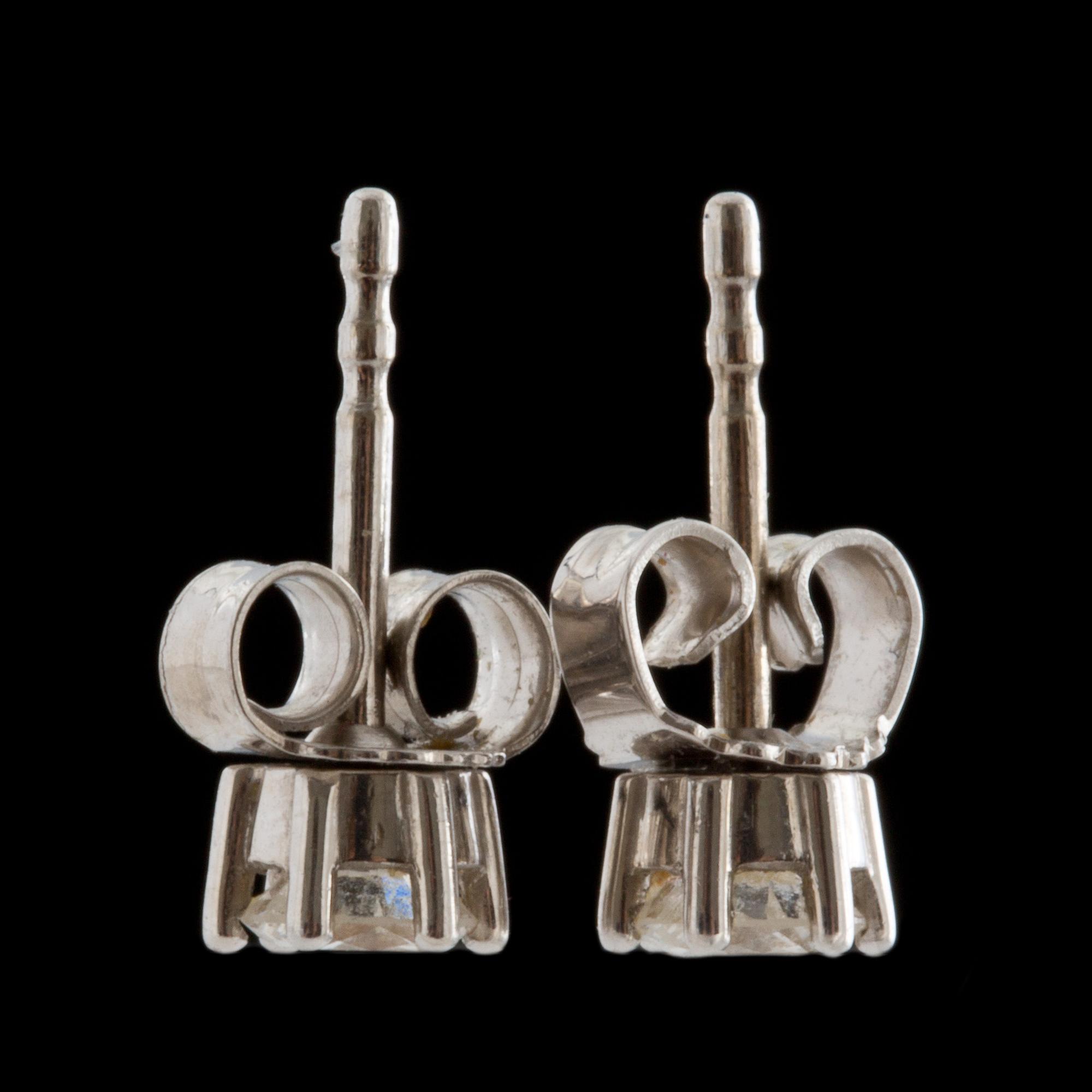 ÖRHÄNGEN, 14k vitguld med briljantslipade diamanter, totalt ca 0,50ct. Vikt ca 0,8 g.