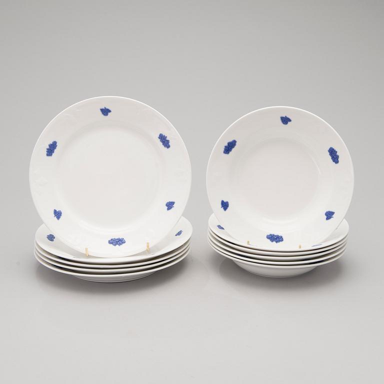 A 43-piece porcelain dinnerware set, "Blå blom", Gustavsberg.