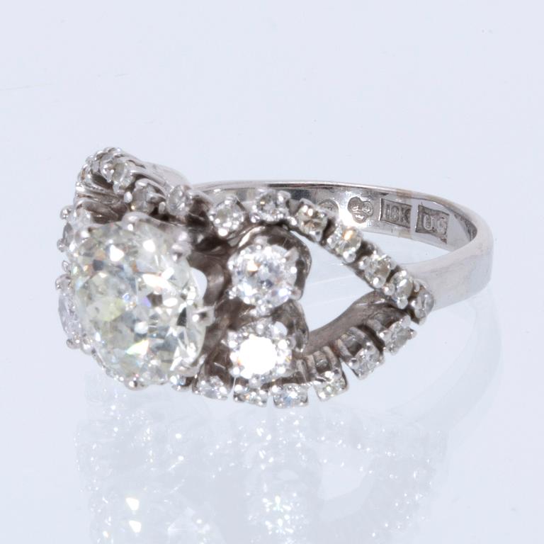 Ring 18K whitegold 1 old-cut diamond approx 2,40 ct approx H - I, old-and brilliant-cut diamonds approx 1 ct.