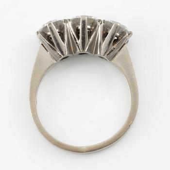 Ring, A.Tillander,  18K vitguld med tre briljantslipade diamanter.