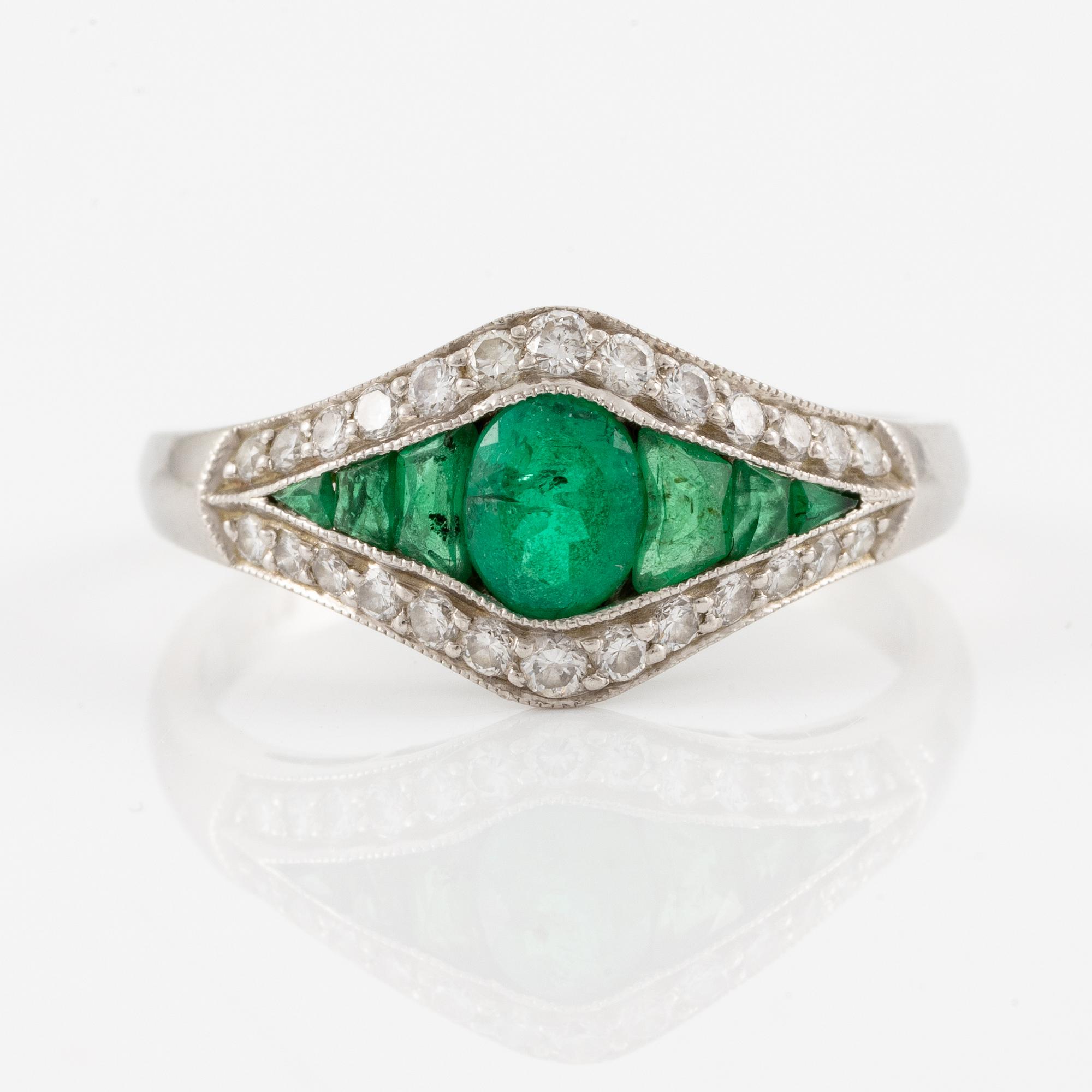 Ring, platinum with emerald and brilliant-cut diamonds.