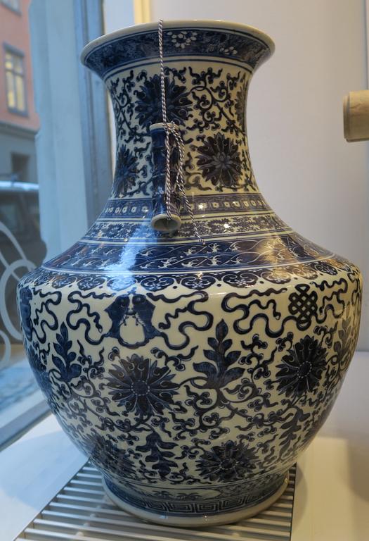 A large blue and white vase, late Qing dynasty (1644-1912).