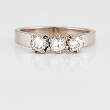 RING, 18K vitguld med 3 briljantslipade diamanter 0.45 ct, kattfotstämplad. Vikt 3,9 gram.