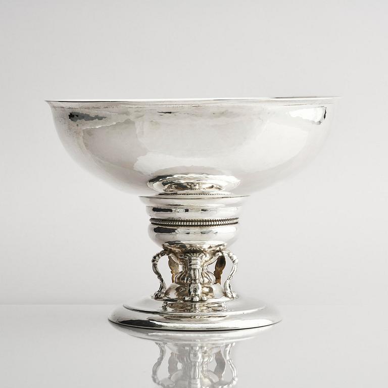 C.G. Hallberg, stor uppsatsskål, silver, Svensk importstämpel, Stockholm 1917.