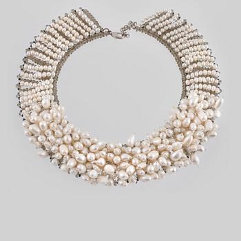 COLLIER, odlade barocka sötvattenspärlor samt fasettslipade olikfärgade glaskulor, lås i vitmetall.