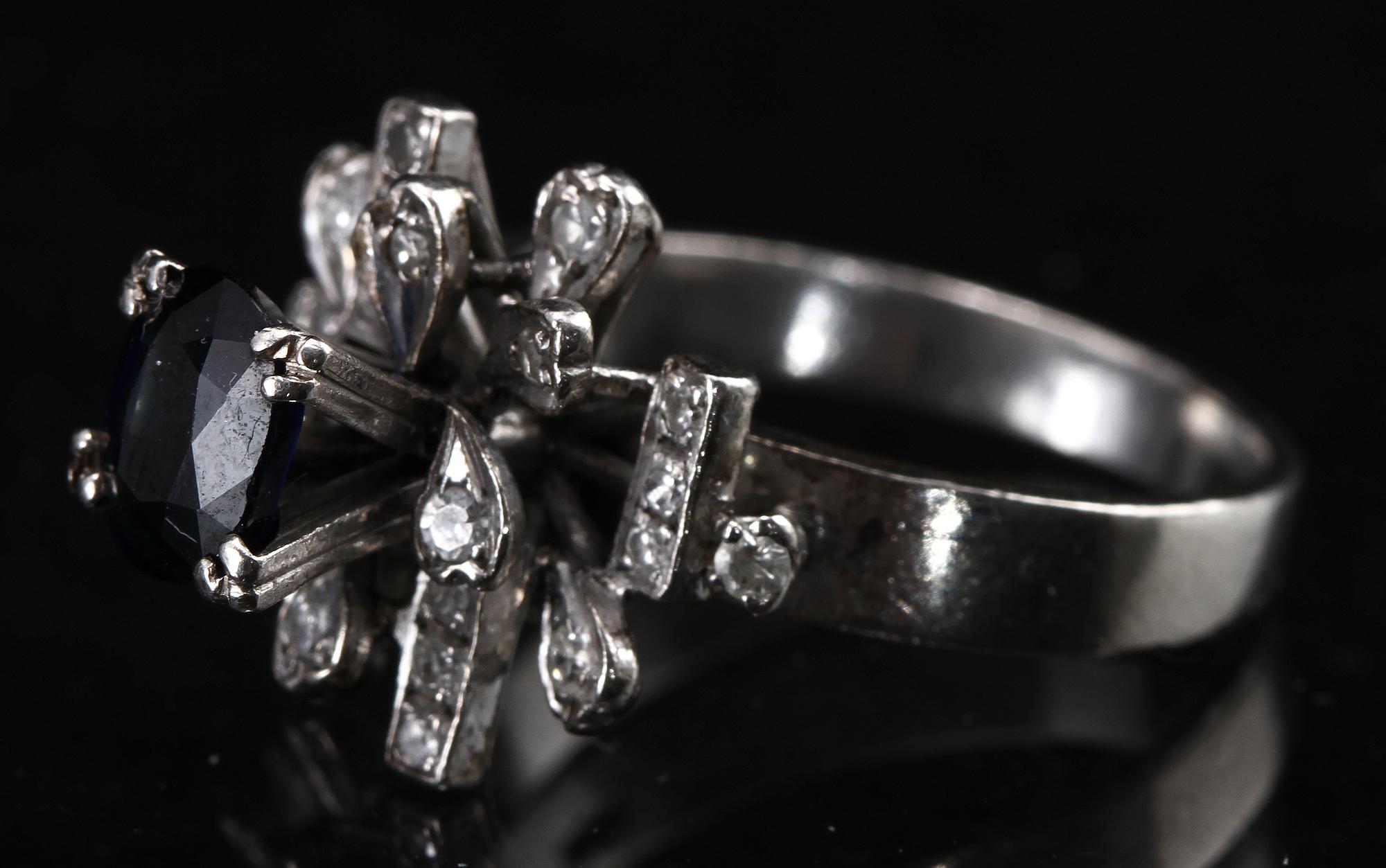 RING, 18k vitguld med briljantslipade diamanter och safir.