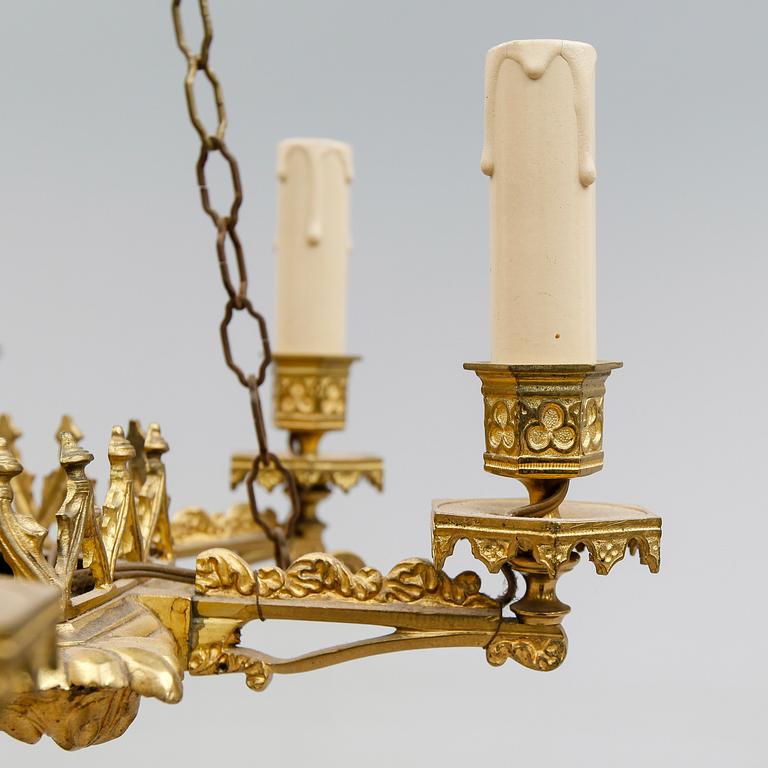 TAKAMPLAR, 1 par, förgylld brons, gotisk stil, 1800-talets första hälft. Höjd ca 100 cm.