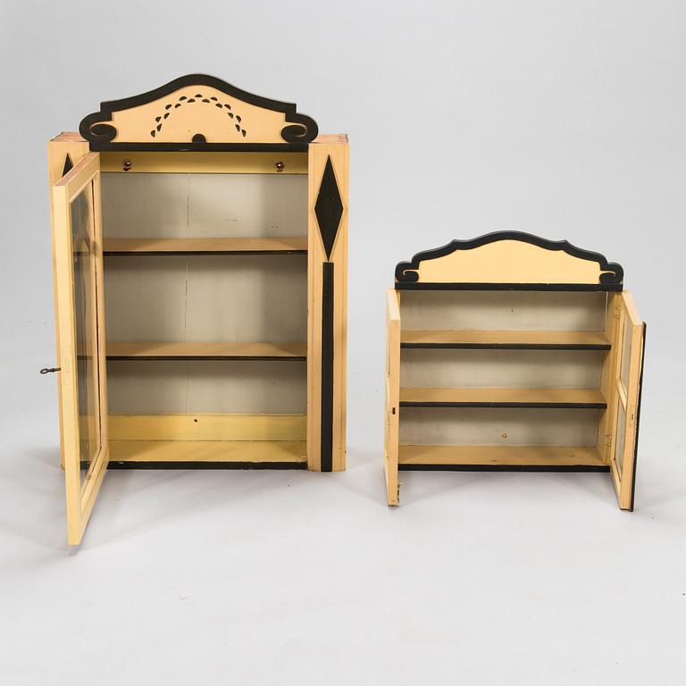 Väggskåp och hylla, apoteksinredning, Sagu, Finland 1900-talets början.