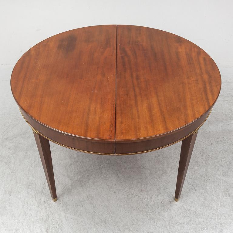 A mid 20th century dining table. 3 leaves included.