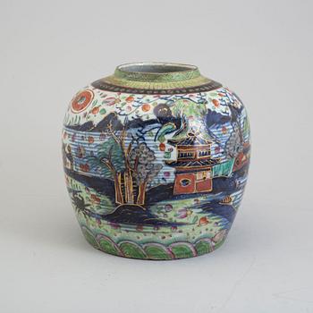 A blue and white and clobbered export porcelain jar, Qing dynasty, 19th century.