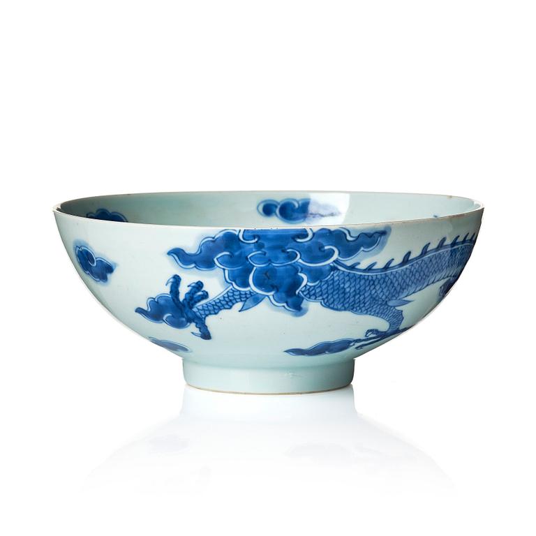 A blue and white four clawed  dragon bowl, Qing dynasty, 18th Century.