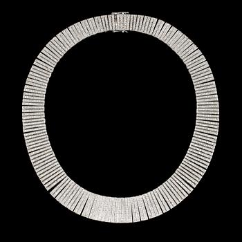 113. COLLIER, briljantslipade diamanter, tot. ca 15 ct, infattade i stavar.