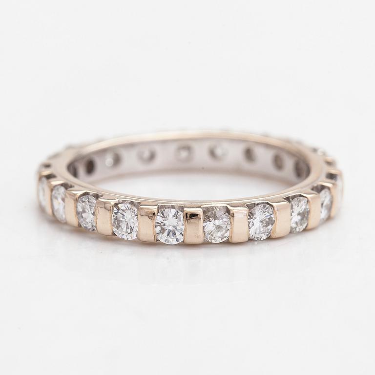 A 18K brilliant cut diamond eternity ring, total ca 1,05 ct.