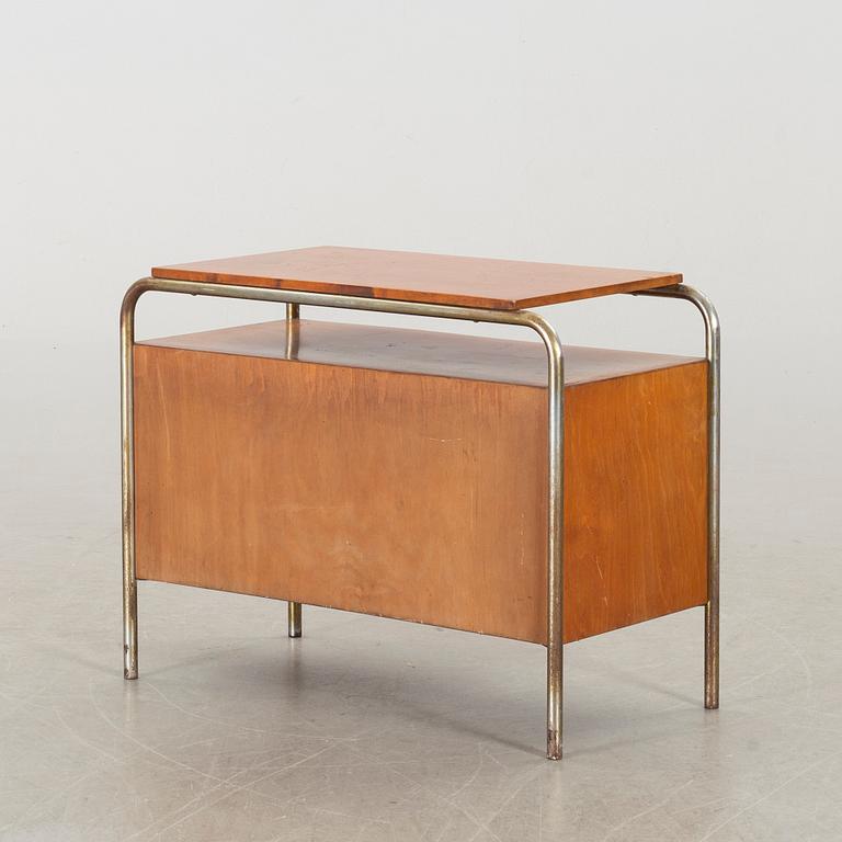 A veneered chest of drawers, 1930/40's.