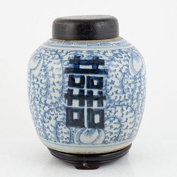 A blue and white CHinese porcelain jar with wooden cover, Qing dynasty, 19th century.