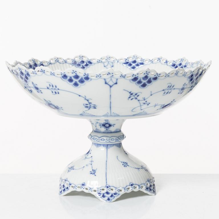 Royal Copenhagen, Bowl on foot, "Musselmalet Helblonde", Denmark, 1979-83.