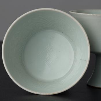 STEMCUPS ett par, porslin. Kina, 1900-tal med Yongzhengs märke.