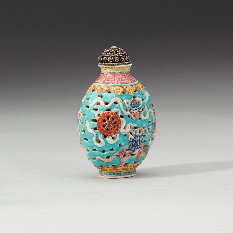 A famille rose snuff bottle, late Qing dynasty.