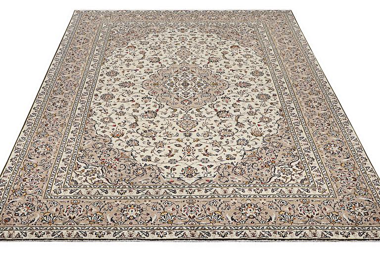 A carpet, Kashan, ca 341 x 240 cm.
