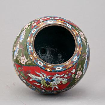 BONBONJÄR samt VAS, cloisonne, Kina, 1800/1900-tal.