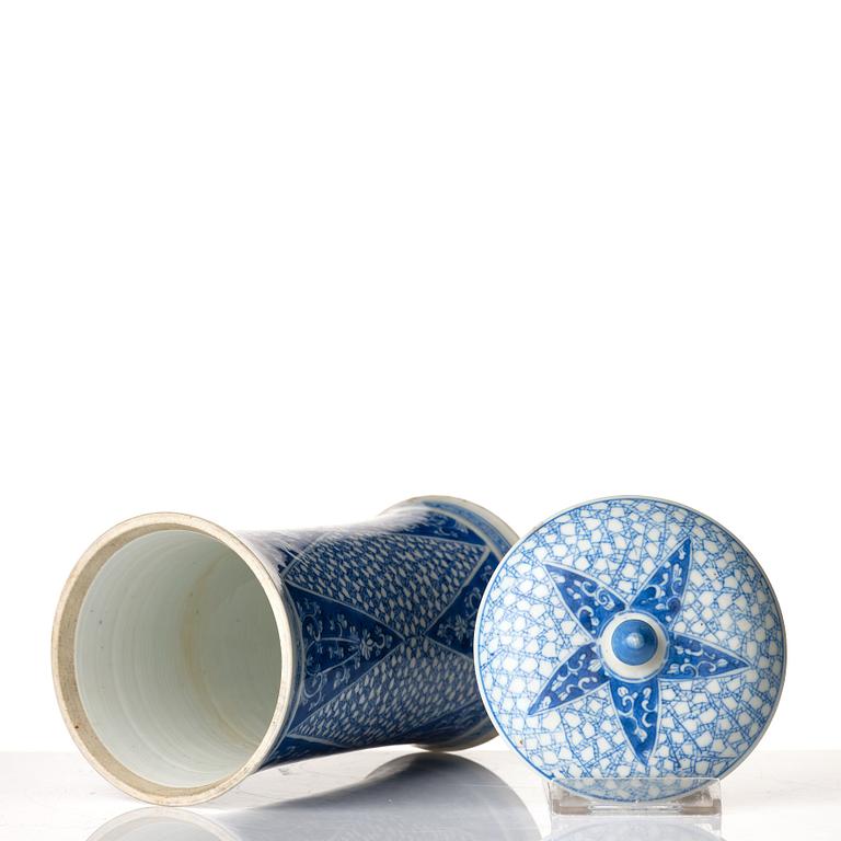 A blue and white cylindric vase with cover, Qing dynasty, Kangxi (1662-1722).