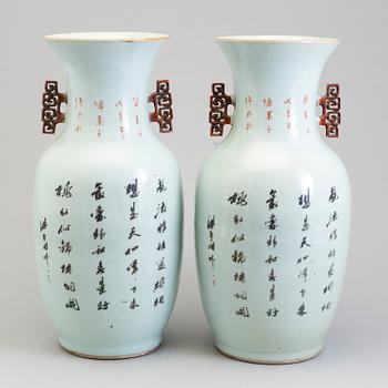 A pair of Chinese porcelain urns from around year 1900.