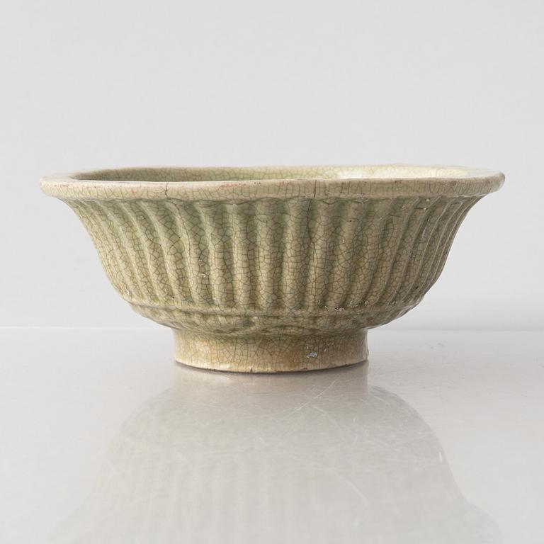 Bowl, celadon, stoneware, China, Qing dynasty, 19th century.