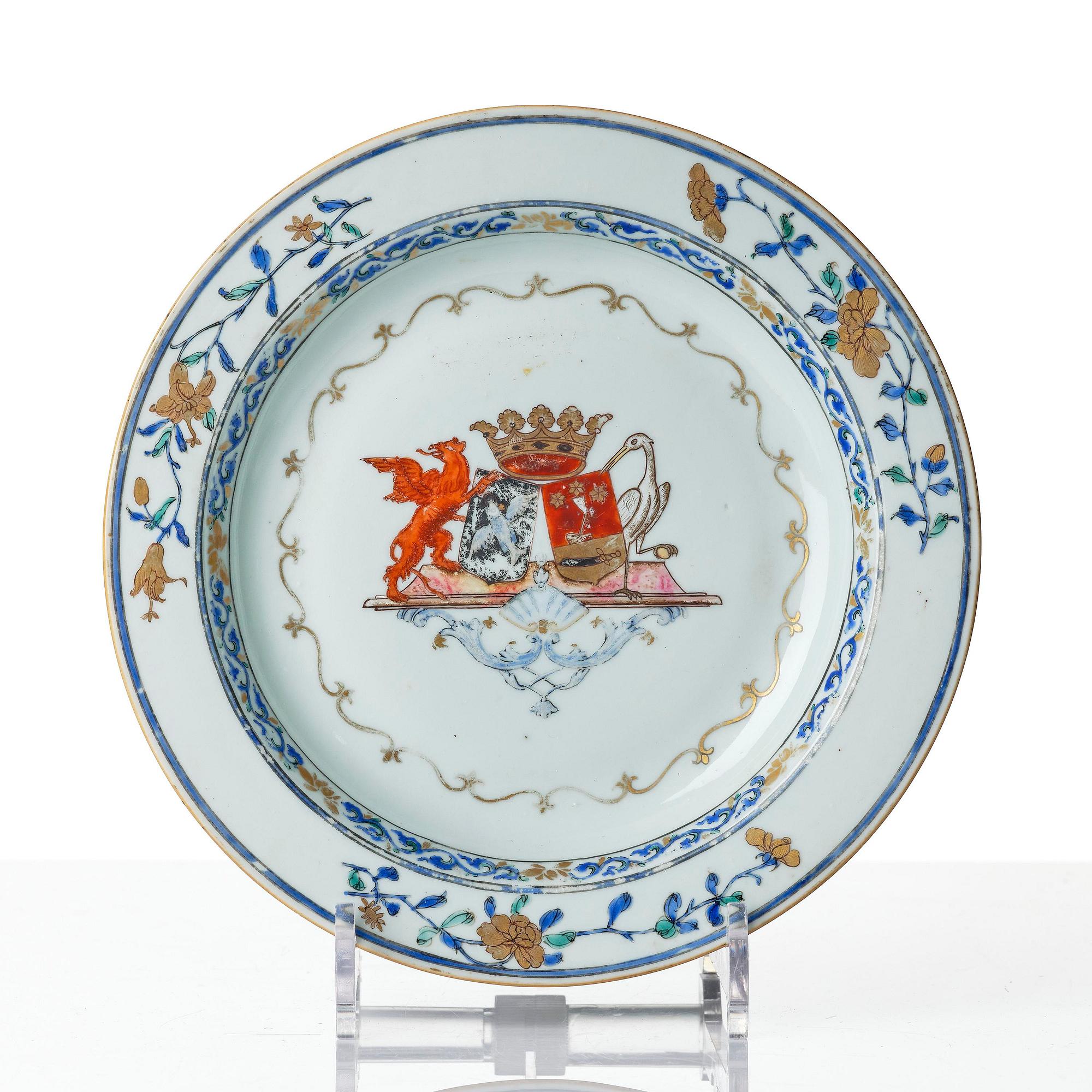 Tallrikar, tre stycken, porslin. Qingdynastin, Yongzheng (1723-35).