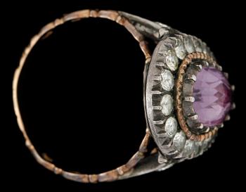RING, 18k guld och silver med lila sten och vita pastestenar, omkring 1900. Vikt 6,3g.