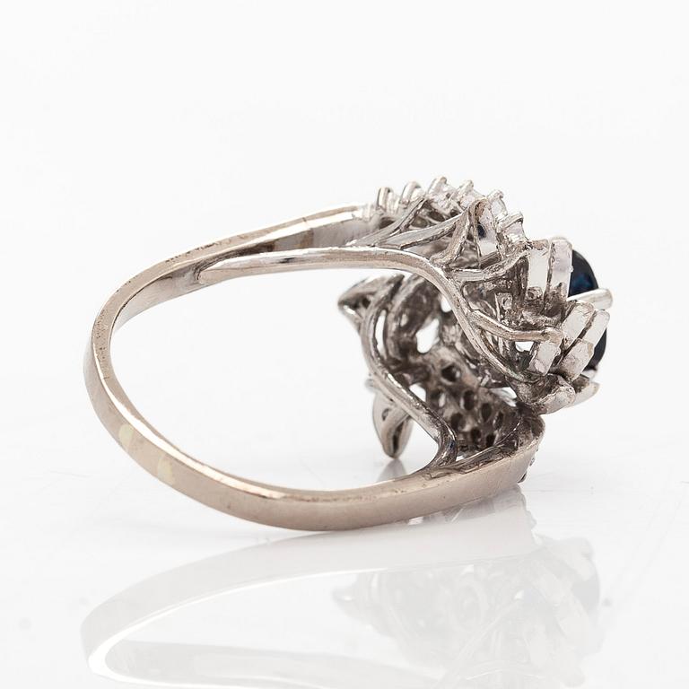 Ring, 18K vitguld, diamanter och safir.