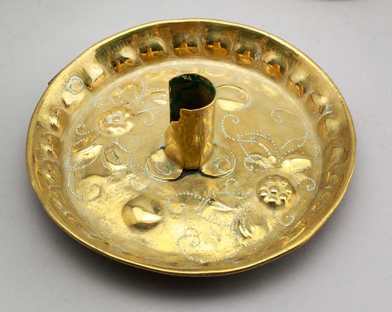 SAMLING LJUSPLÅTAR OCH LJUSSTAKAR, 5 st, mässing, 1700-tal.