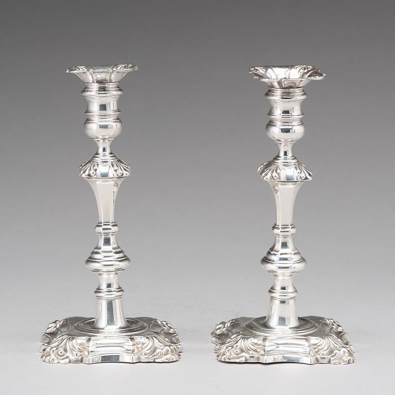 A matched pair of English 18th century silver candlesticks, mark of Paul de Lamerie and David Willaume, London 1748.
