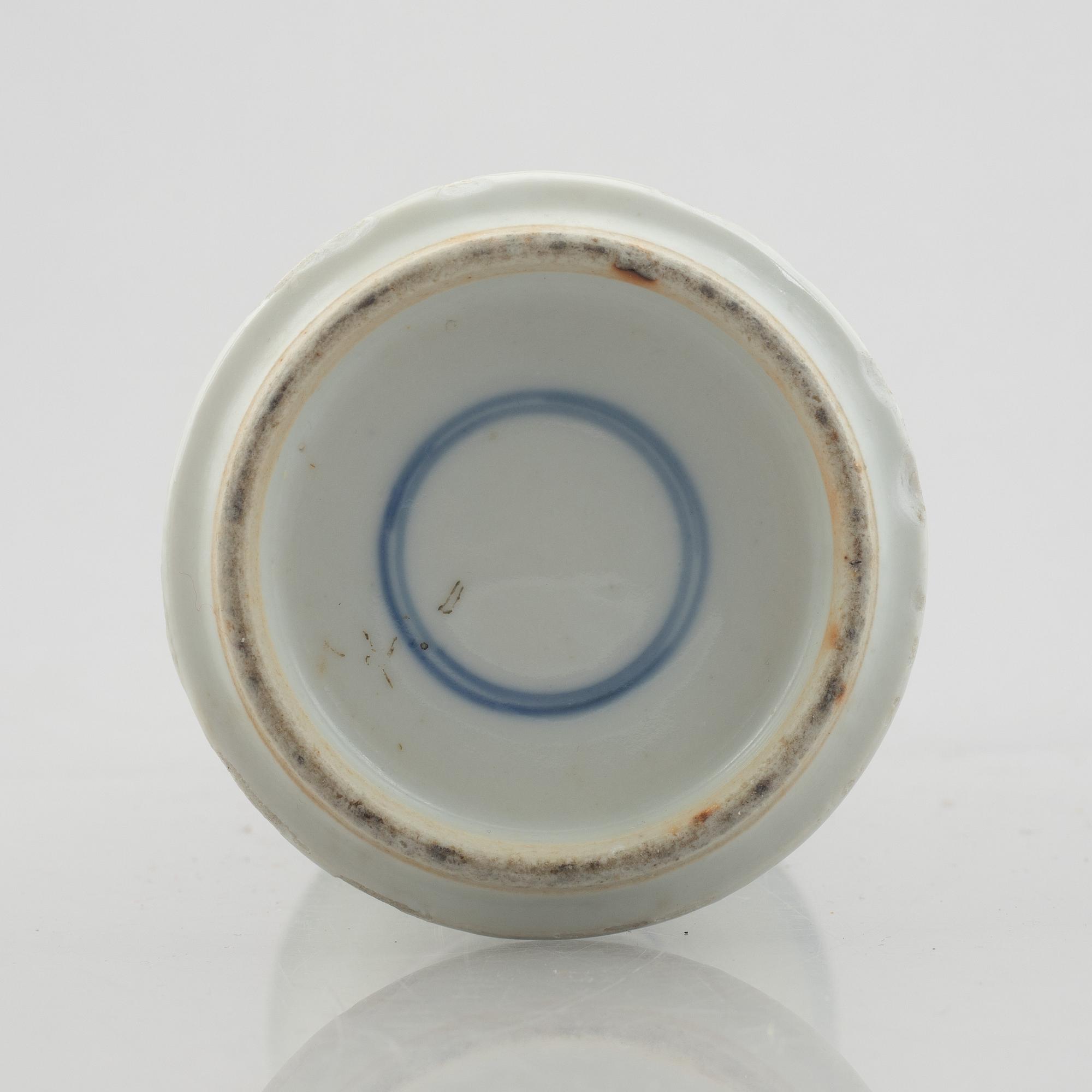 A blue and white porcelain vase and a pair of bowls, China, 19th-20th century.
